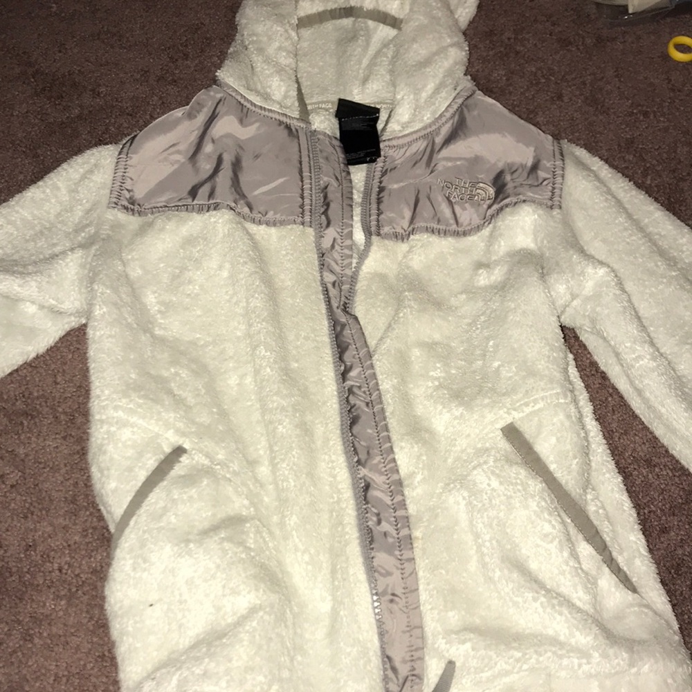 !! Fuzzy white Northface !!